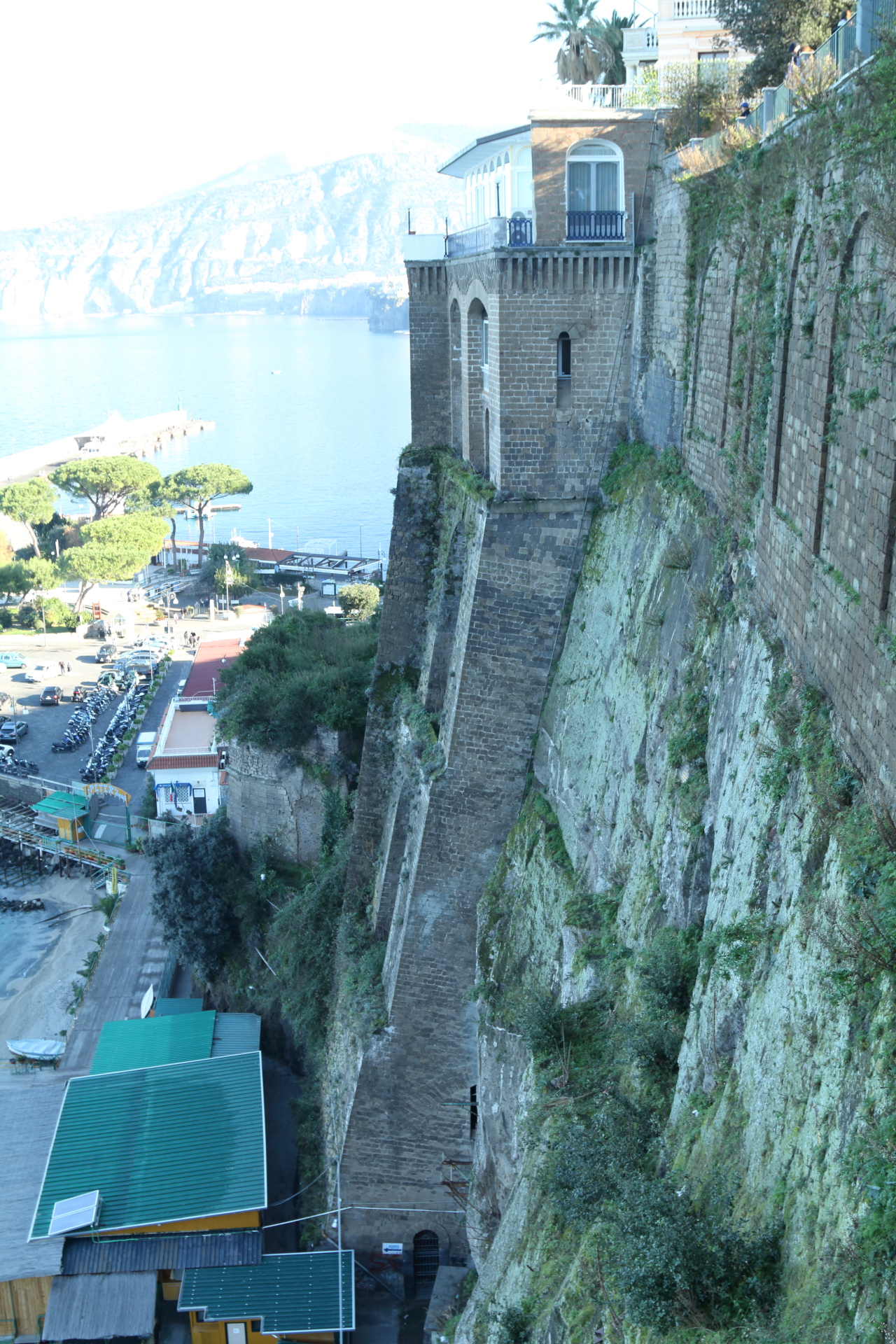 Detail of buildings on the sheer cliffs (Dec 27, 2018)